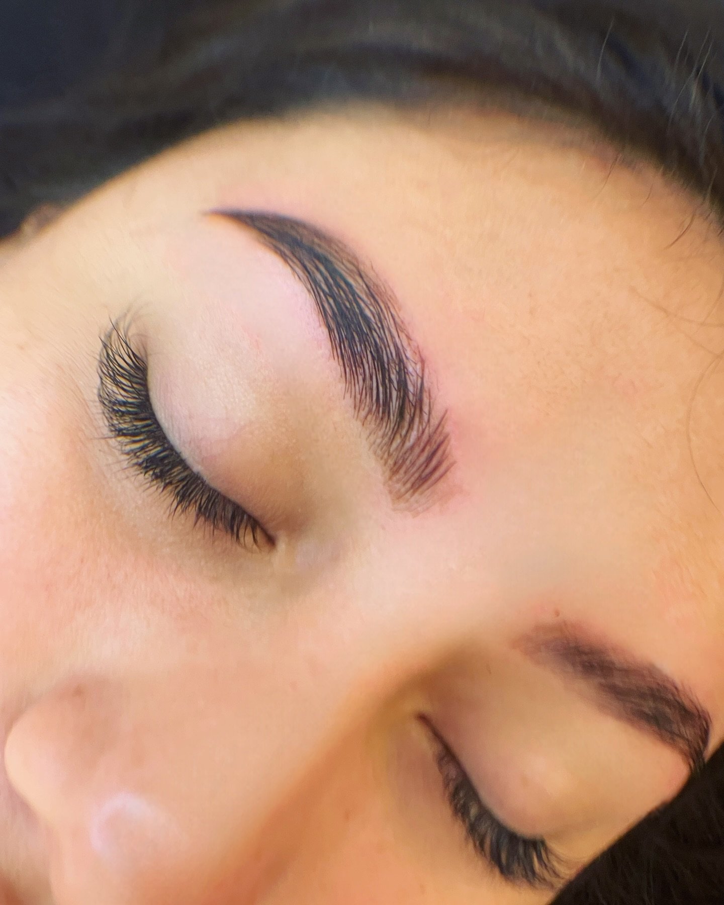 Cejas laminadas y extensiones de pestañas
