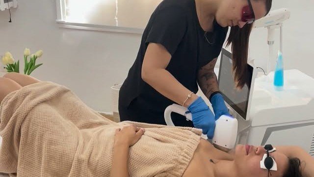 Sesión de depilación láser en el estudio