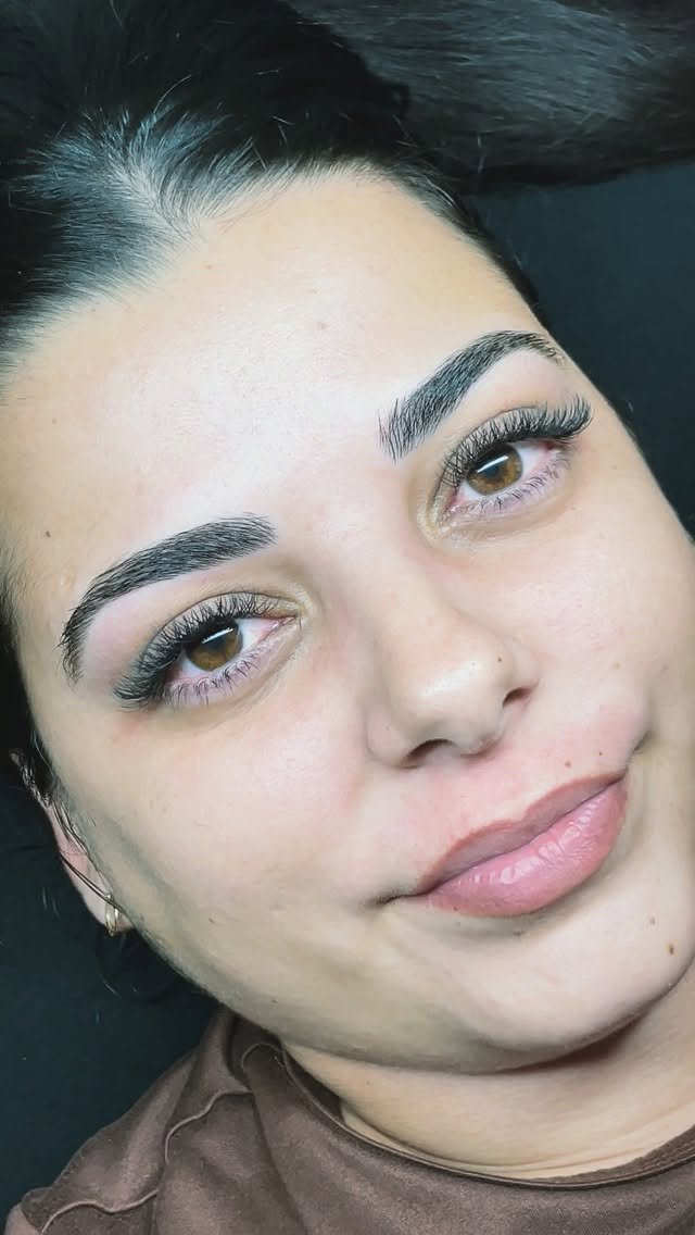 Clienta con cejas diseñadas y pestañas