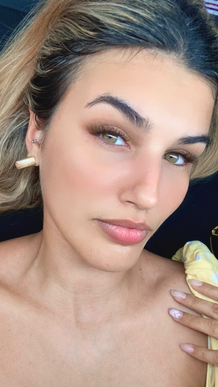 Clienta con extensiones de pestañas y cejas definidas